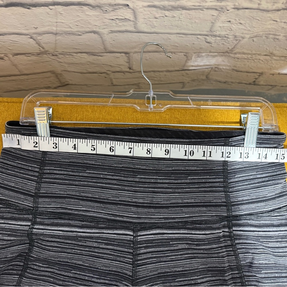 Lululemon Gather & Crow Crop II Capri Leggings, Black & White, Size 10 - Picture 5 of 7